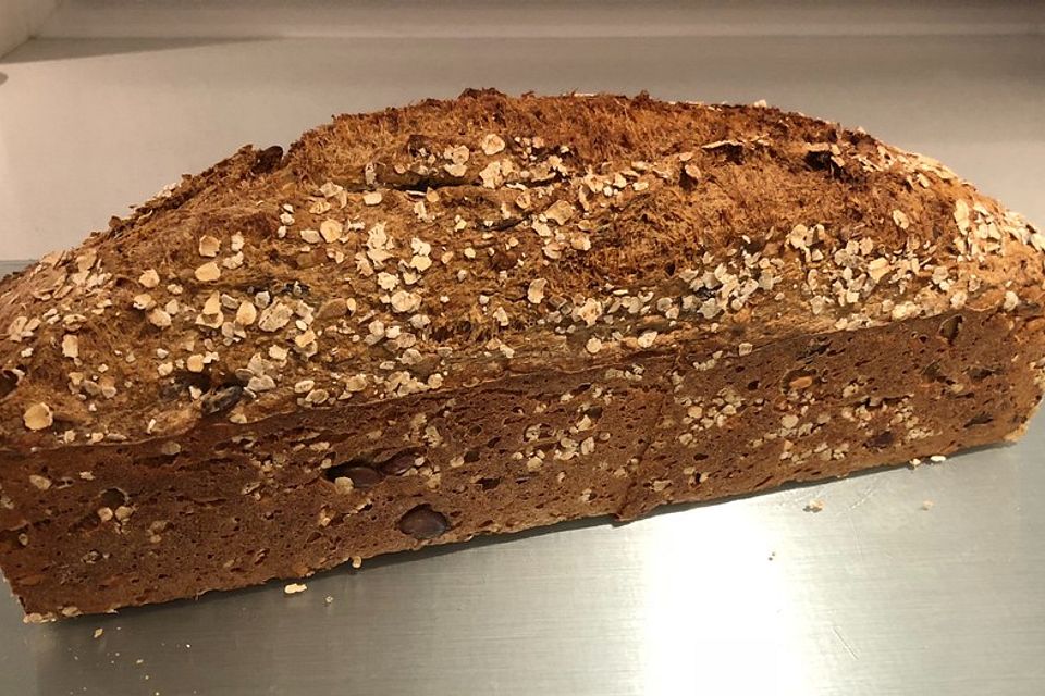 Dinkel-Vollkornbrot mit Möhren und Chia