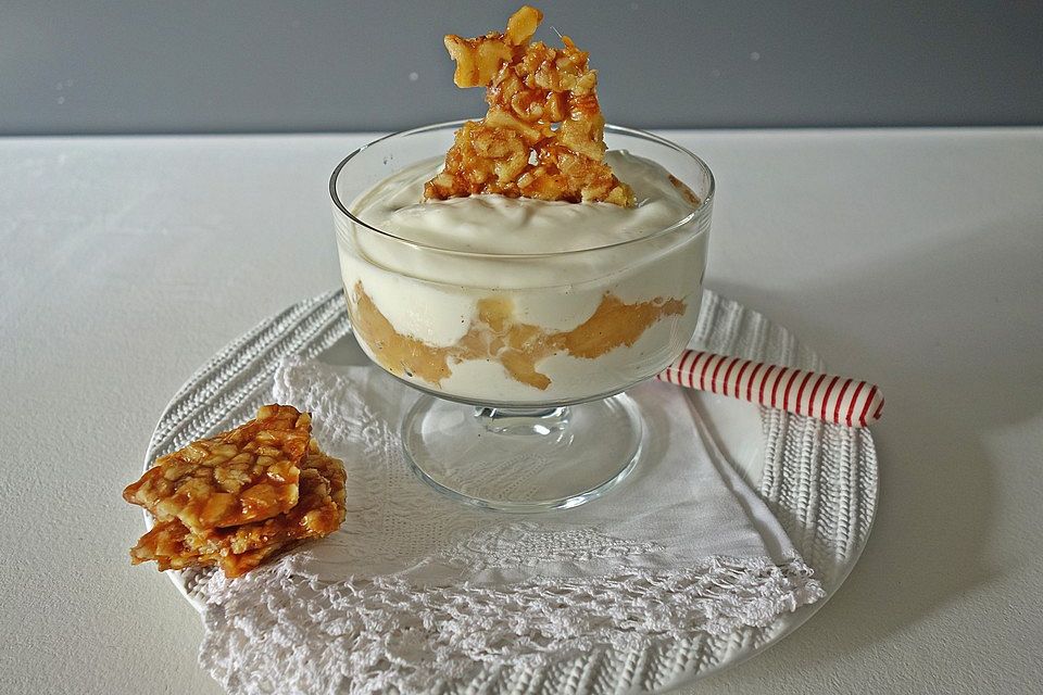 Apfel-Joghurt-Dessert im Glas mit griechischem Joghurt