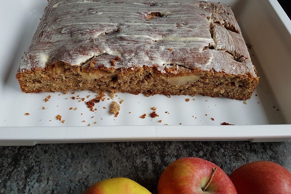 Apfel-Nuss-Blechkuchen