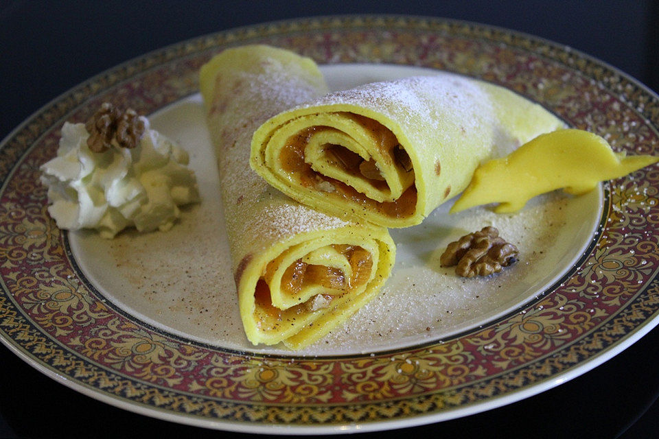 Goldene Pfannkuchen mit Kaki und Nüssen