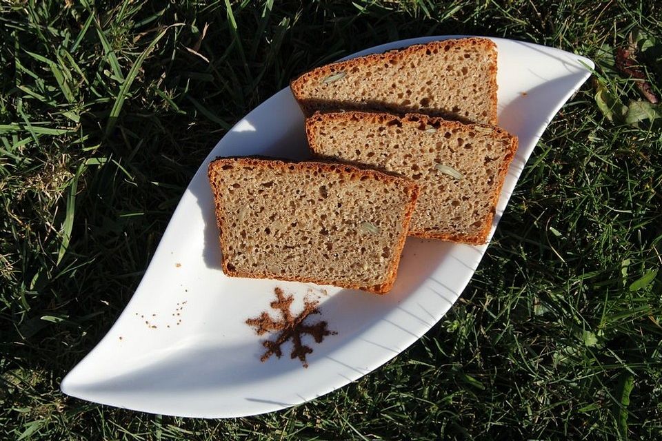 Emmer-Weizen-Vollkornbrot mit isländischem Frischkäse und Sauerteig