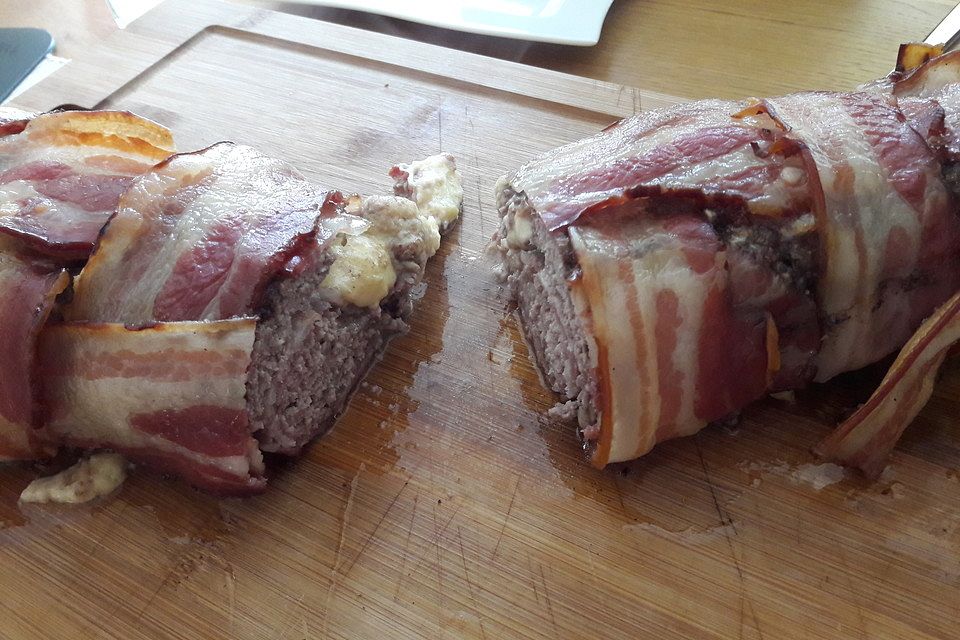 Bacon Bomb mit Käsefüllung vom Grill