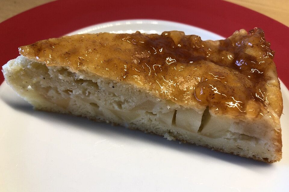 Apfel-Buttermilch-Kuchen mit Quittengelee