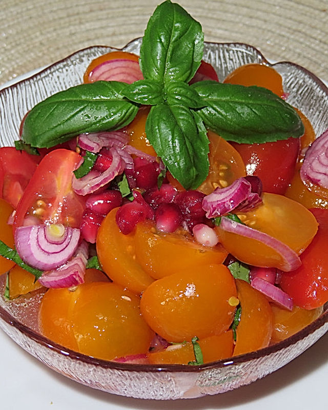 Bunter Tomatensalat mit Granatapfel