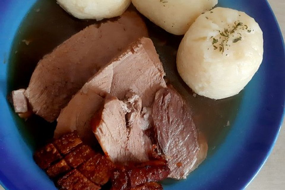 Bayerischer Schweinebraten mit Kruste und Dunkelbiersoße