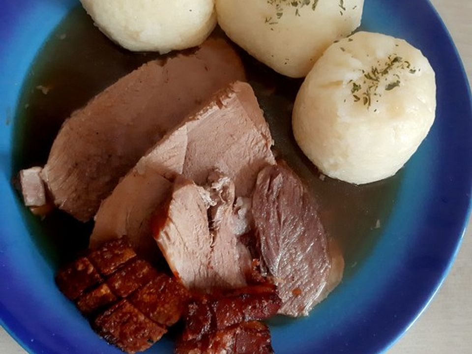 Bayerischer Schweinebraten mit Kruste und Dunkelbiersoße von accs ...