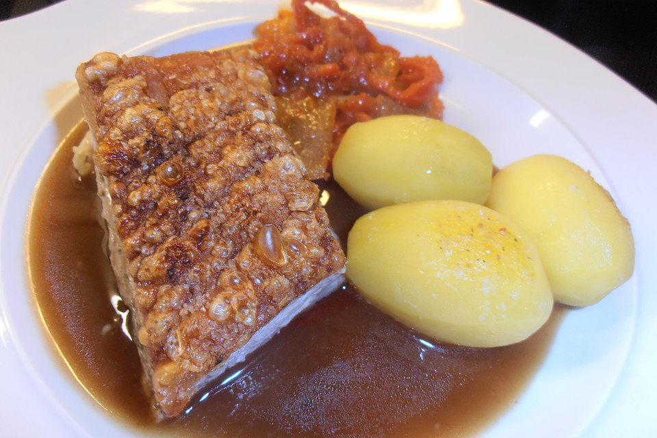 Bayerischer Schweinebraten mit Kruste und Dunkelbiersoße