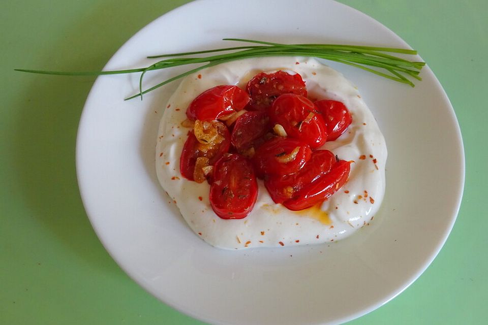 Geröstete Kirschtomaten mit Joghurt