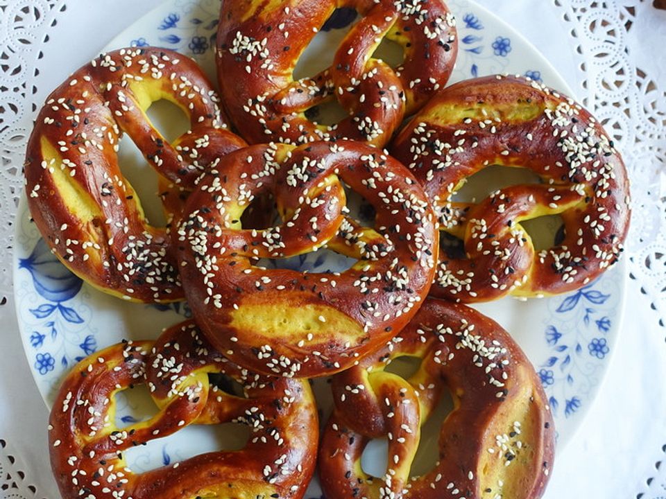 Gewürzte Laugenbrezeln mit Maismehl von dieter_sedlaczek| Chefkoch