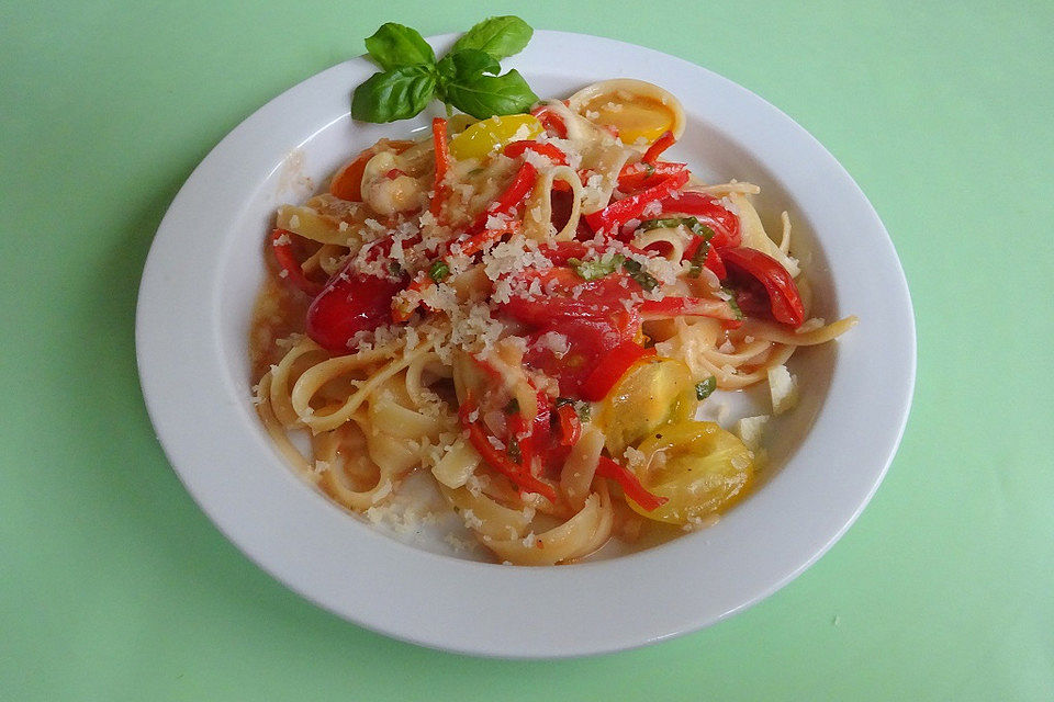 Schnelle Linguine mit Tomaten und Mozzarella