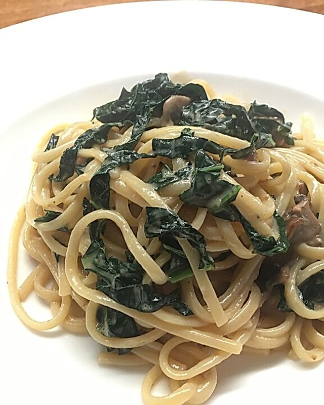 Schwarzkohl mit Champignons in Sahnesoße und Spaghetti