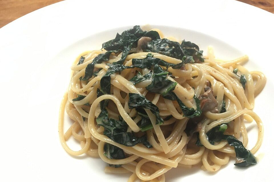 Schwarzkohl mit Champignons in Sahnesoße und Spaghetti