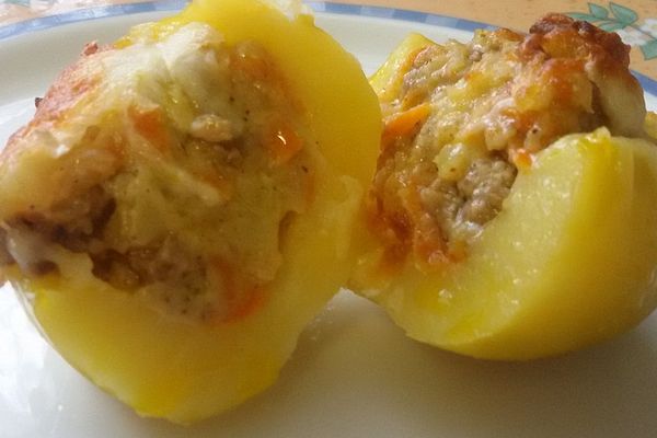 Gefüllte Kartoffeln mit Hackfleisch und Béchamelsauce von kratzetatze ...