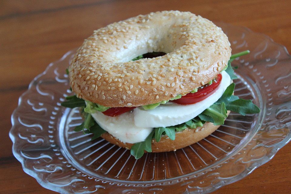 Bagel mit Tomate, Mozzarella und Avocado