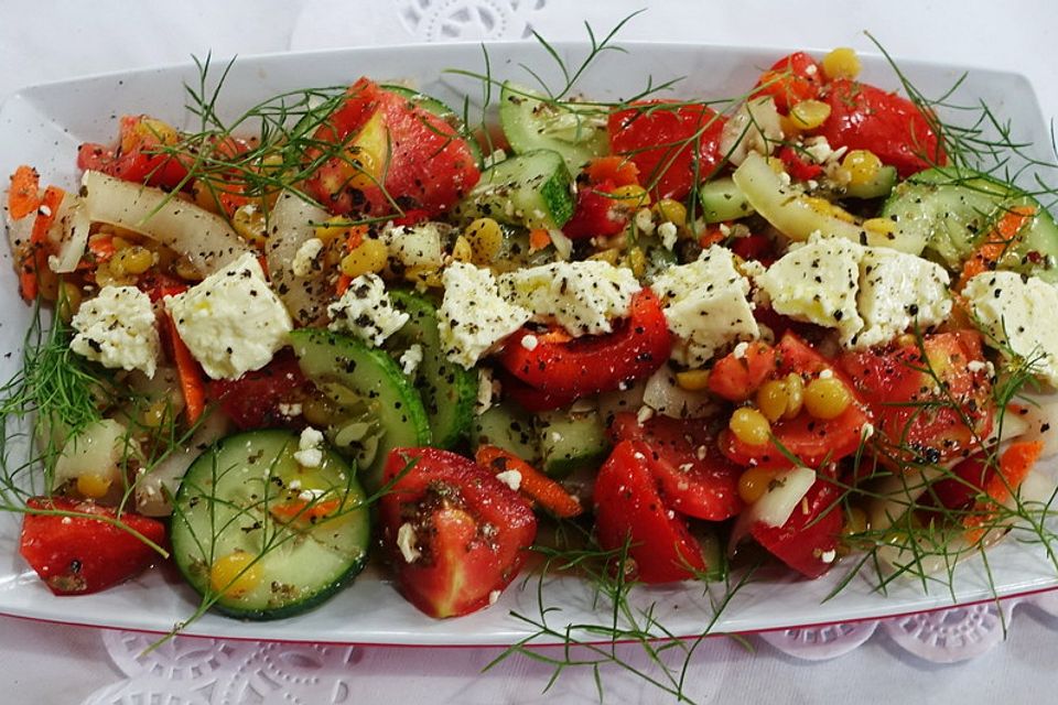 Griechischer Bauernsalat mit gelben Linsen und Feta