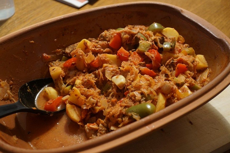 Gulasch mit Sauerkraut aus dem Römertopf