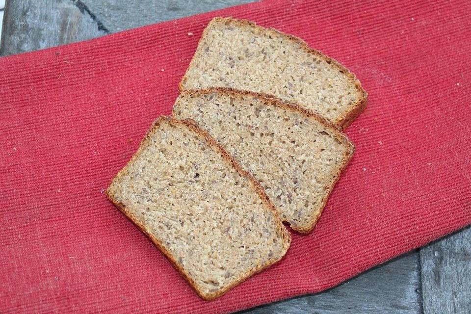 Dinkel-Weizen-Süßlupinen-Vollkornbrot mit zweierlei Leinsamen und Sauerteig