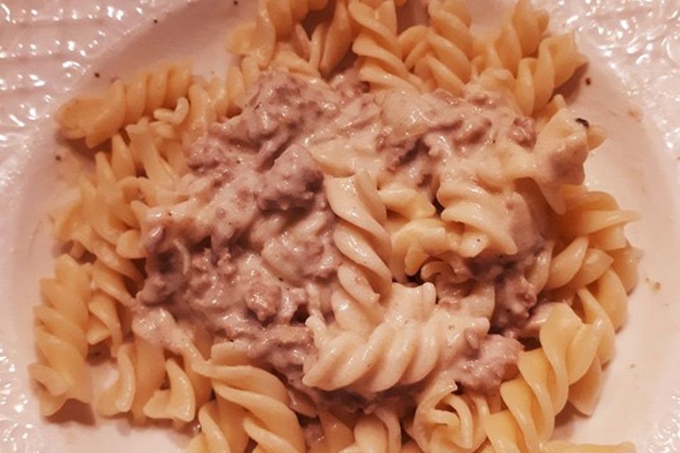 Nudeln mit Käse-Hackfleisch Sauce