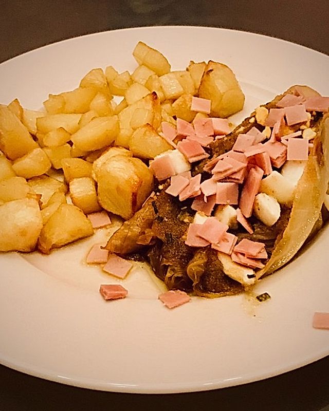 Spitzkohl auf polnische Art mit Schinken und Röstkartoffeln