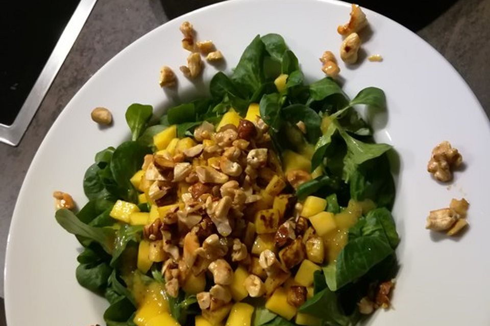 Feldsalat mit gebratenem Kürbis, Mango und Honignüssen