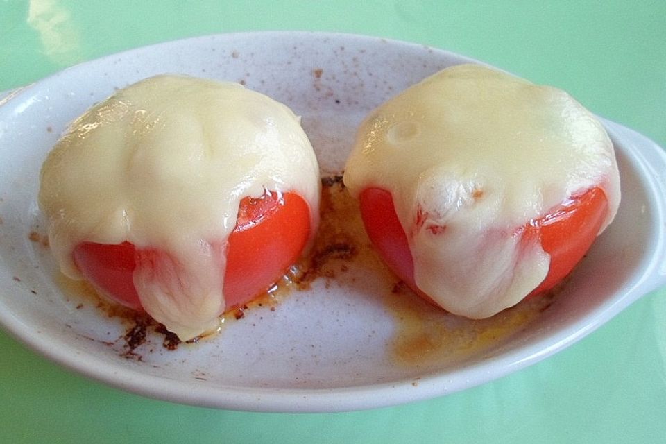 Gefüllte Tomate mit Kartoffelbrei, Salami und Basilikum