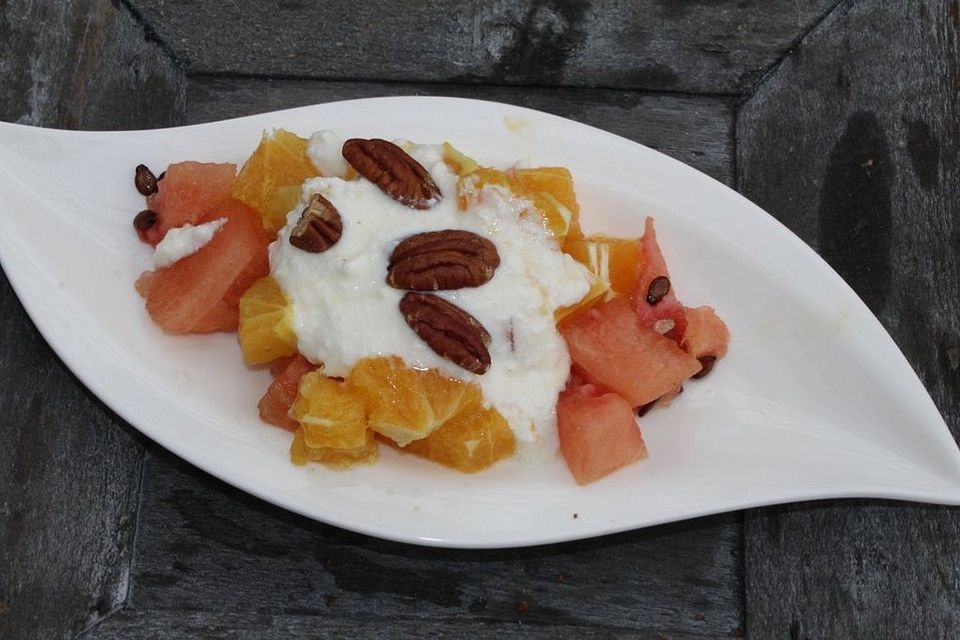 Wassermelone-Orangen-Salat mit Dickmilch-Sirup-Dressing und Pekannüssen