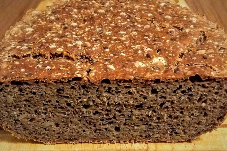 Dinkelvollkornbrot mit Körnern