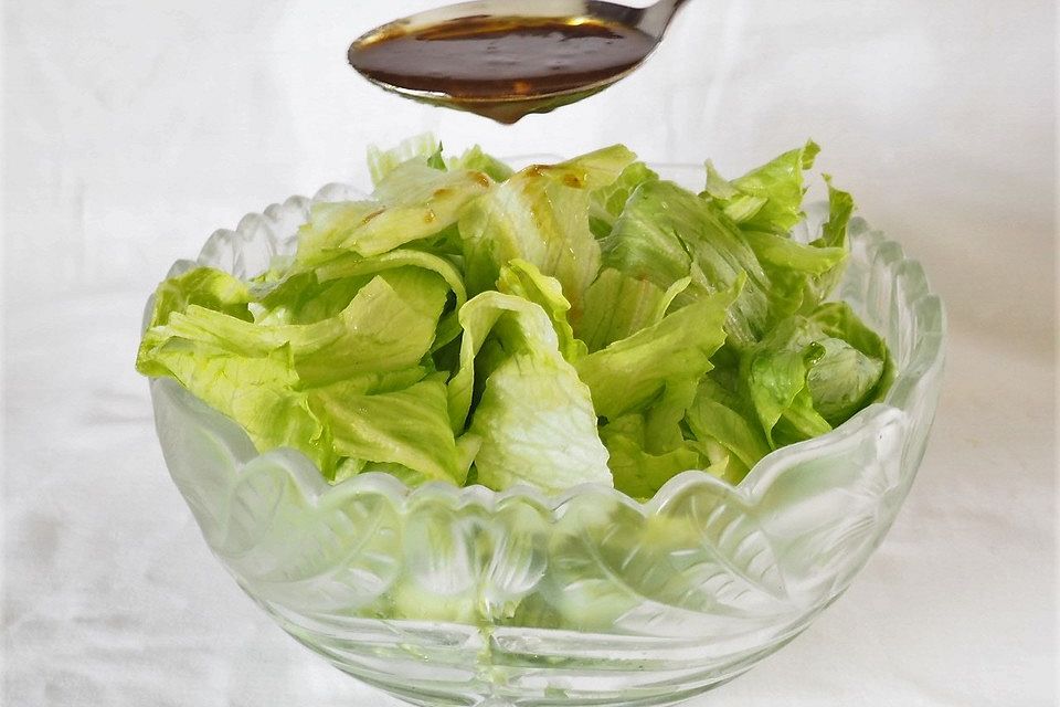 Salatdressing mit Senf für Eisbergsalat