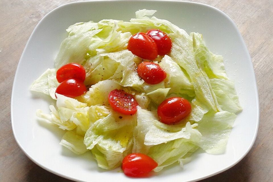 Salatdressing mit Senf für Eisbergsalat