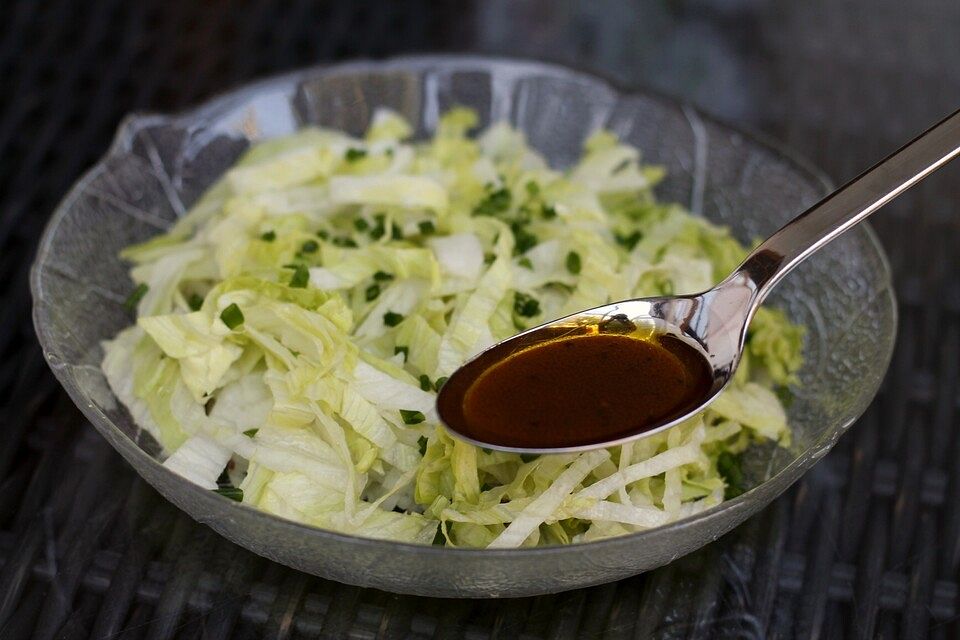 Salatdressing mit Senf für Eisbergsalat