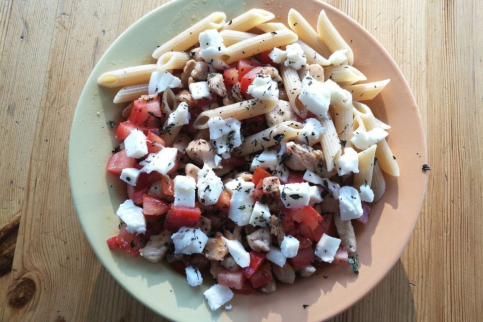 Nudeln mit Hähnchen und frischen Tomaten