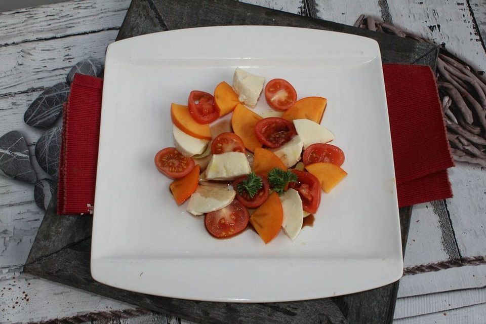 Tomate-Kaki-Mozzarella-Salat Tomate-Kaki-Mozzarella-Salat