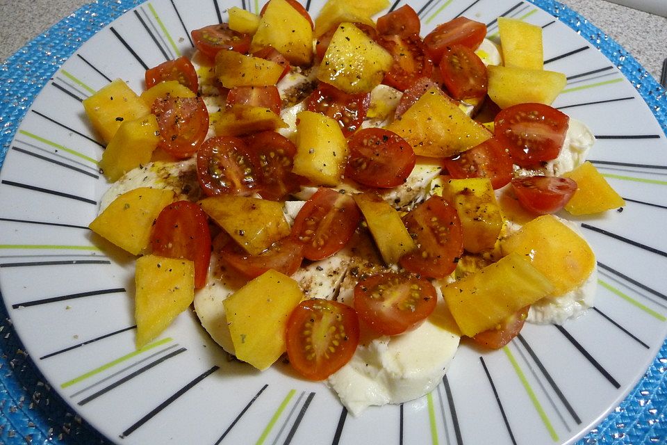 Tomate-Kaki-Mozzarella-Salat Tomate-Kaki-Mozzarella-Salat