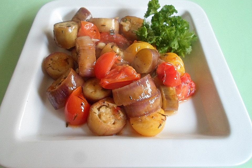 Japanische Aubergine in Knoblauchöl gebraten mit Paprikasauce