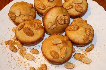 Muffins mit pikanten Erdnüssen