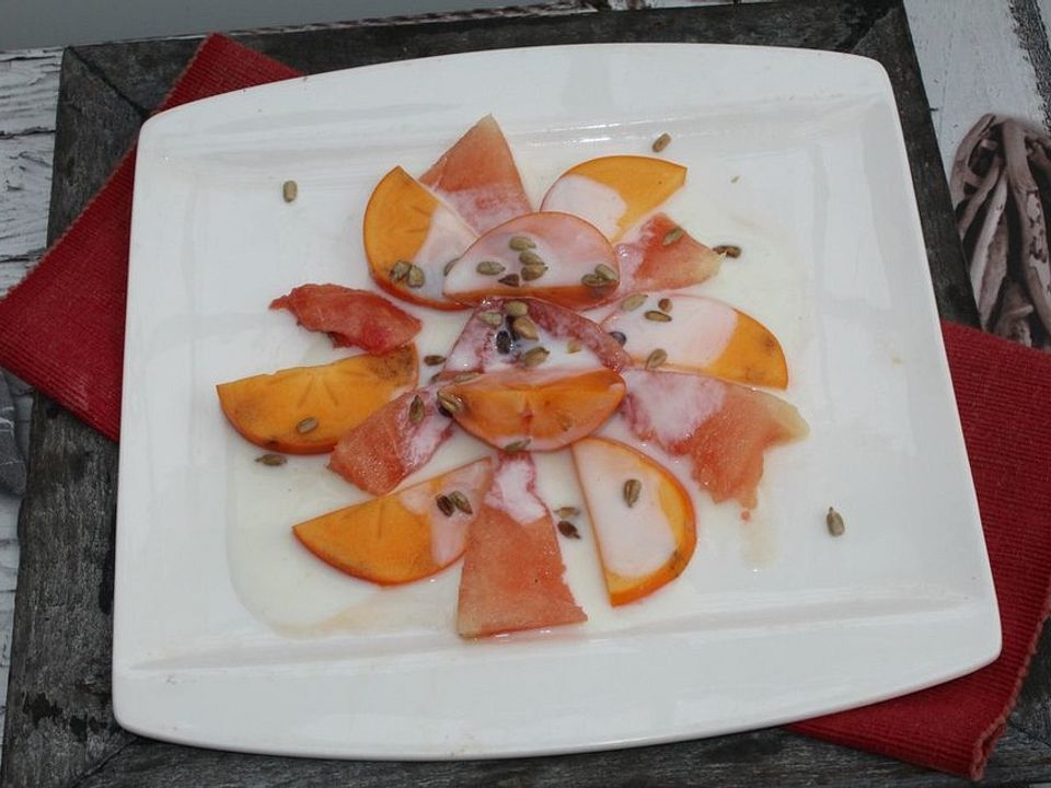 Melonen-Kaki-Nachspeisenteller mit Buttermilch-Honig-Sauce und ...