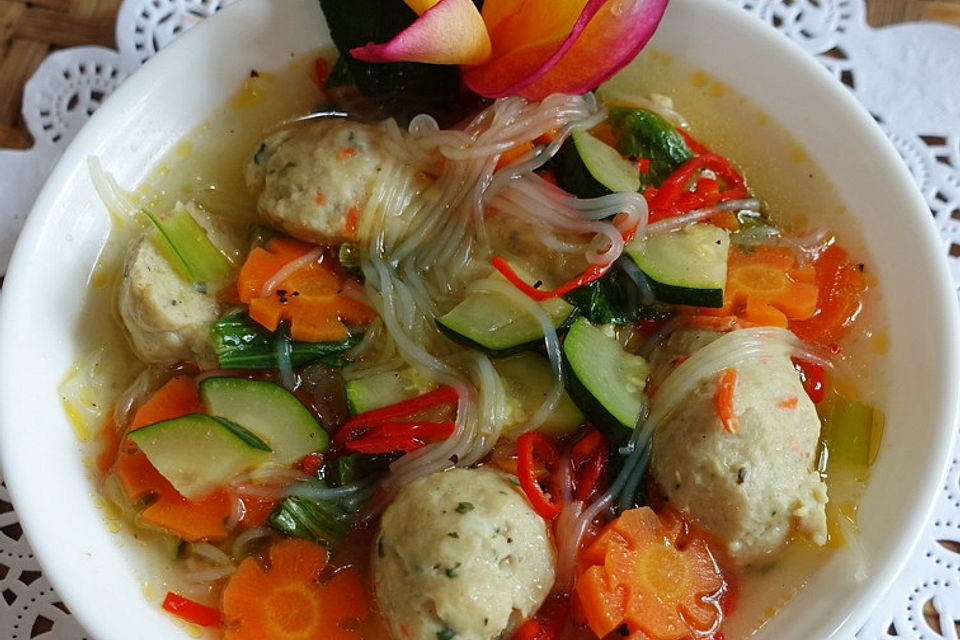 Festtagssuppe mit selbstgemachten Hühnerfleisch-Bällchen, Glasnudeln und Gemüse