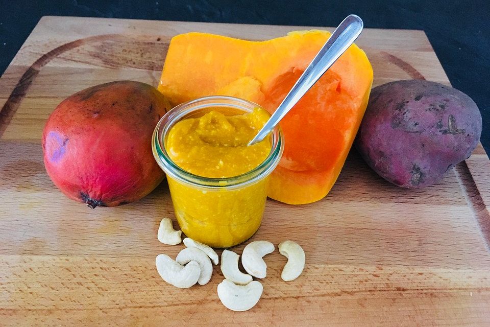 Kürbissuppe mit Mango und Cashewnüssen