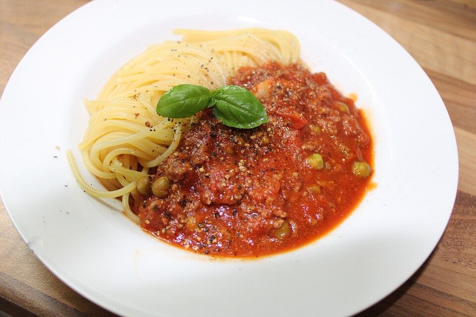 Tomaten-Hackfleischsauce mit Erbsen und Champignons