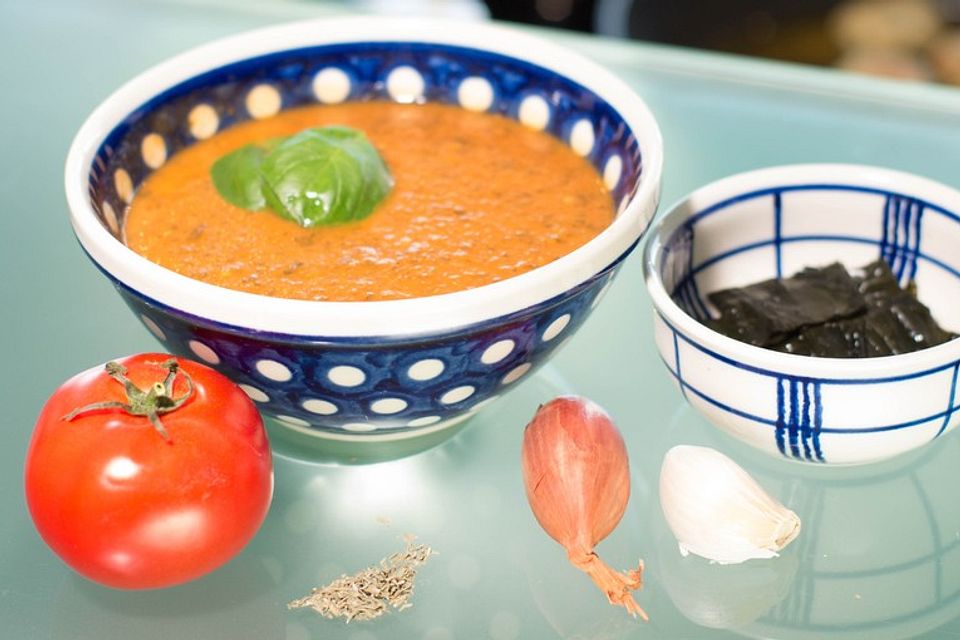 Frische Tomatensuppe mit Wakame Algen