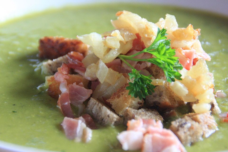 Erbsensuppe mit klein gewürfeltem Kohlrabi