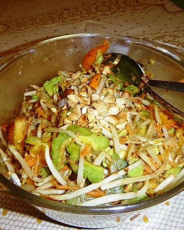 Salat mit Sprossen und Kaki