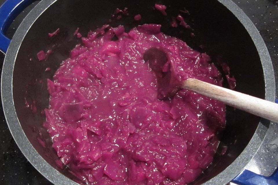 Rotkohl mit karamellisierten Zwiebeln verfeinert