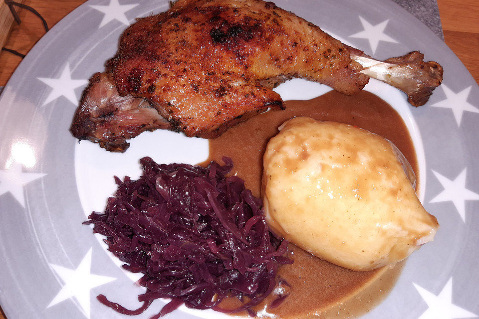 Geschmorte Entenkeulen mit Rotwein-Pflaumen-Sauce