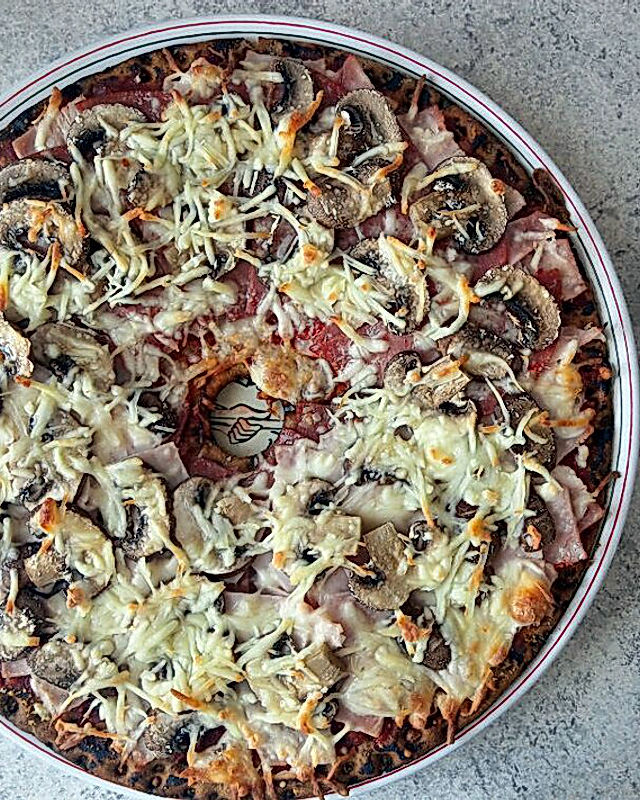 Knäckebrot-Pizza mit Salami und Schinken