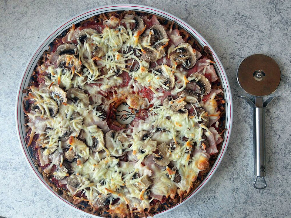 Knäckebrot-Pizza mit Salami und Schinken von Sylarna| Chefkoch