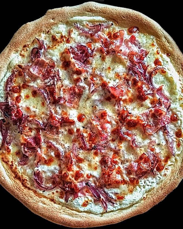 Pizza Bianca mit karamellisierten roten Zwiebeln und Bacon
