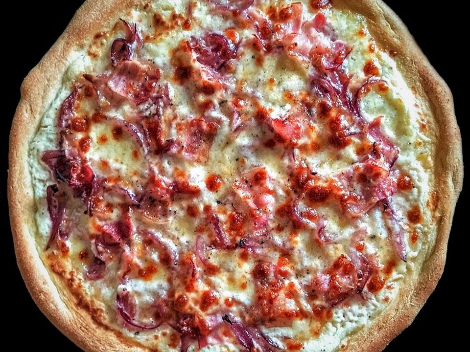 Pizza Bianca mit karamellisierten roten Zwiebeln und Bacon - Kochen Gut ...