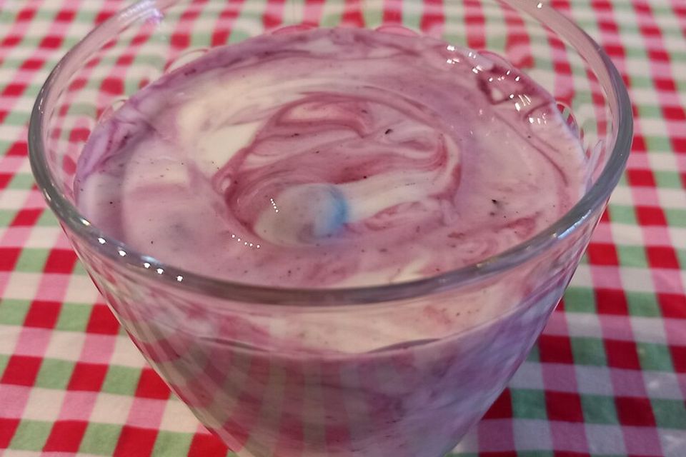 Raffinierte Joghurt-Kaltschale mit Heidelbeeren