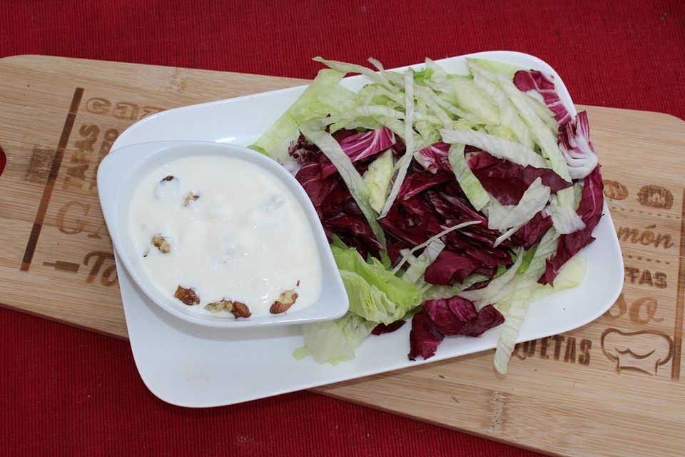 Schnelle erfrischende Joghurtsauce für Salate